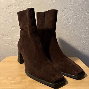 Chic Dark Brown Suede Heeled Boots